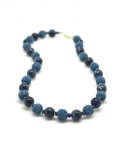 Blått kjede med lavakuler