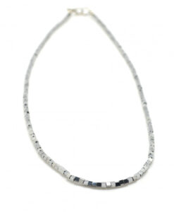 Kjede sølvfargede kuber 2x2mm