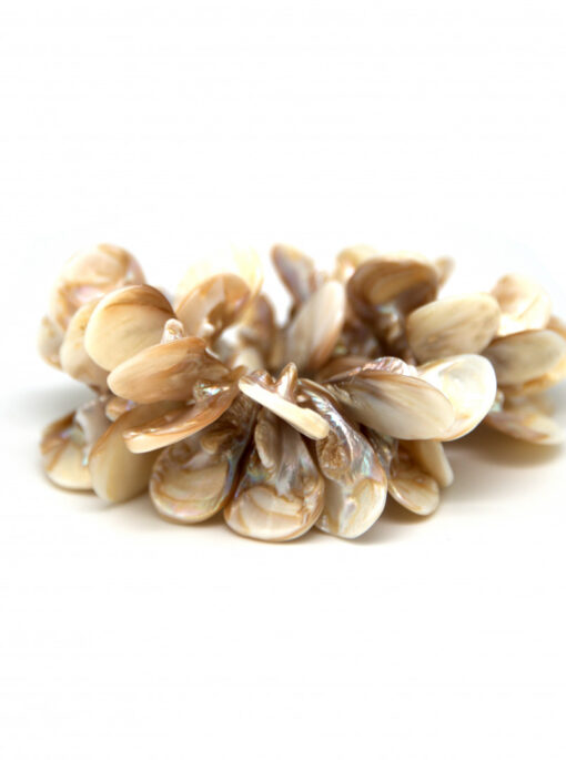 Dråpeformet beige skjellarmbånd