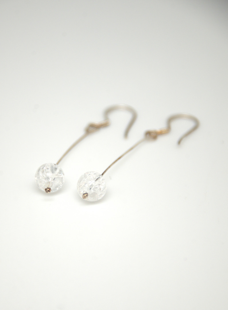 Lang ørepynt med "knust" kvarts