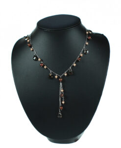 Brunt perlekjede og sten