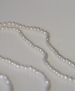 Langt perlekjede hvit