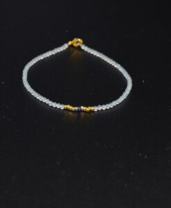 Petit armbånd lys grønn "gull" og lapis  2mm