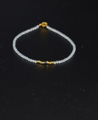 Petit armbånd lys grønn "gull" og lapis  2mm