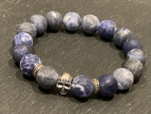 Armbånd m/skalle. matt sodalitt