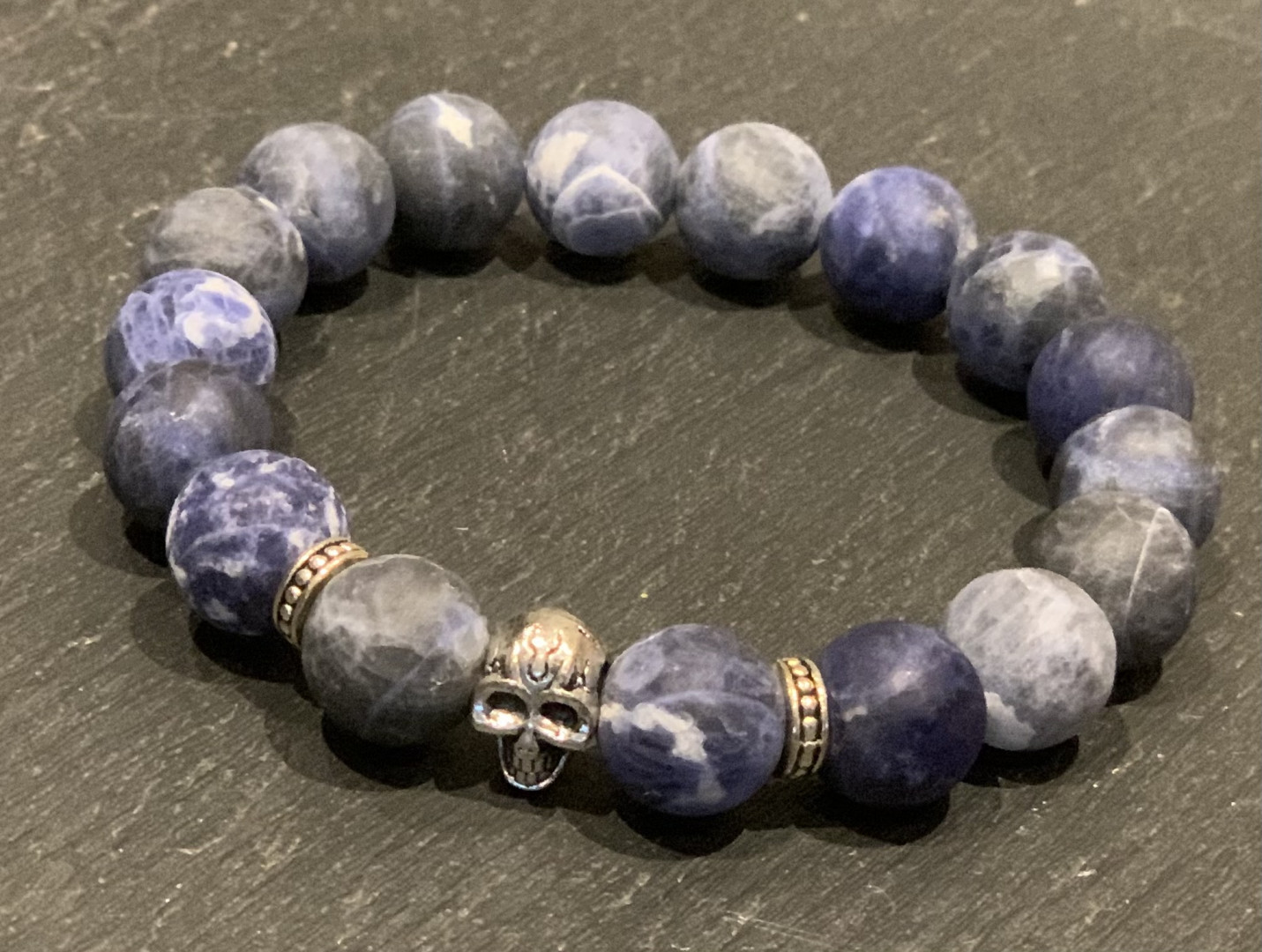 Armbånd m/skalle. matt sodalitt