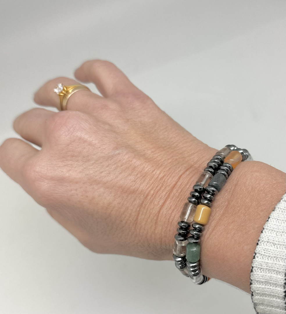Armbånd med hematitt og farger. - Bilde 2