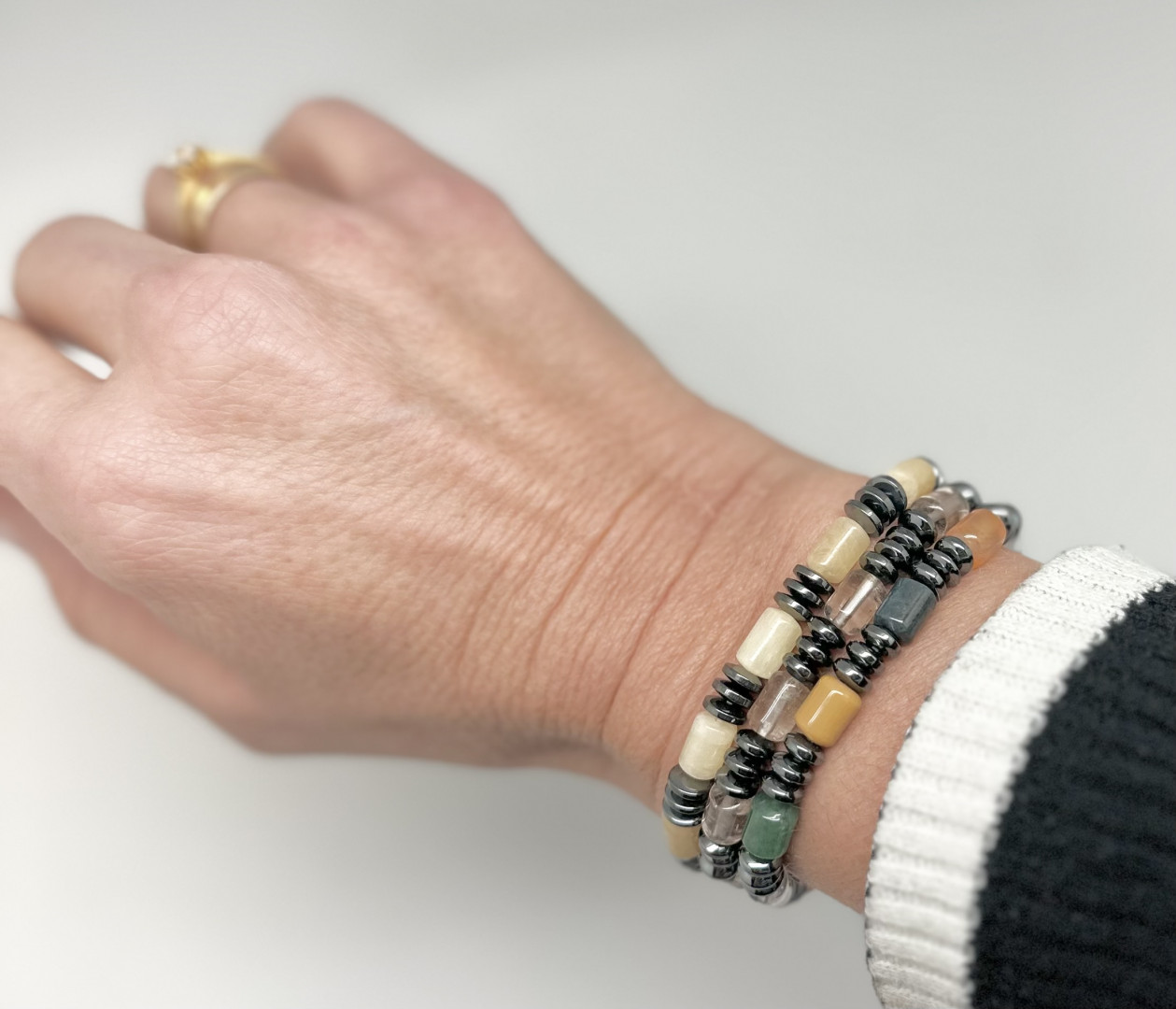 Armbånd med sylindere i røykkvarts