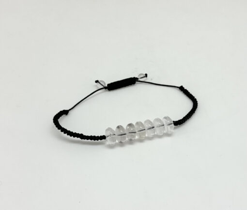 Armbånd med klare kvarts og flettet sort tråd