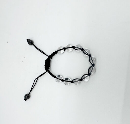 Armbånd med sort tråd og klar kvarts