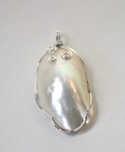 Skjell anheng hvitt m/metall