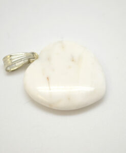 Hjerteanheng i hvit agat