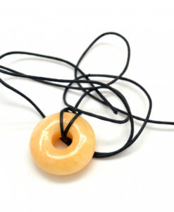 Sirkelanheng i aragonitt m/lærsnor