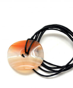 Sirkelanheng i agat m/lærsnor