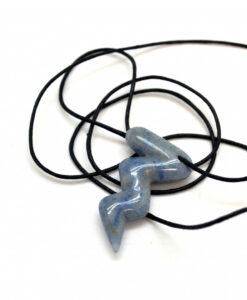 Anheng som lyn i blå kvarts m/lærsnor