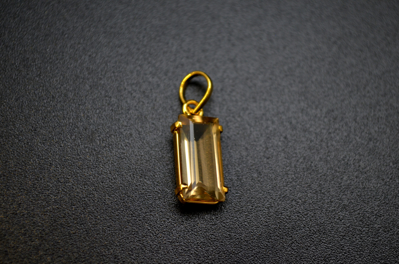 Facett anheng i citrin