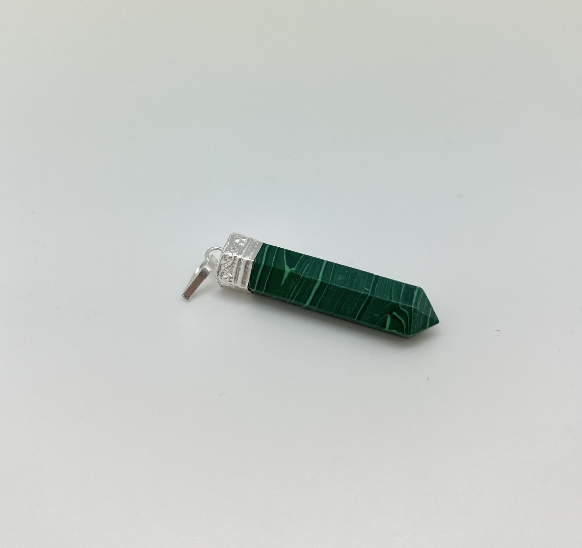 Anheng i polert malakitt