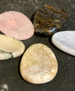 Fingermassasjestein i grå agat