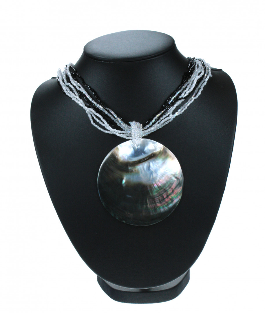 Skjellsmykke sortvhvitt