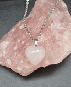 Rosa kvarts-hjerte med metallkjede