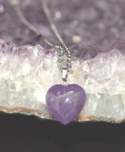 Ametysthjerte med metallkjede