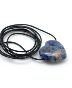 Hjerte i sodalitt med snor