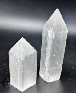 Selenitt-tårn pyramide med rå bunn 15cm