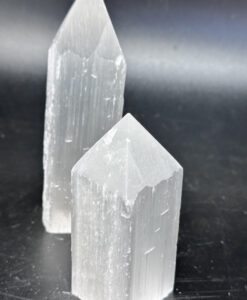 Selenitt-tårn pyramide med rå bunn 10cm