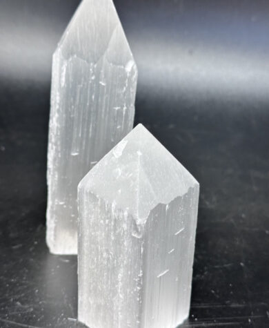 Selenitt-tårn pyramide med rå bunn 10cm