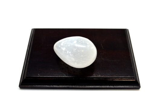 Polert egg i selenitt