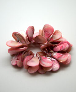 Dråpeformet rosa skjellarmbånd