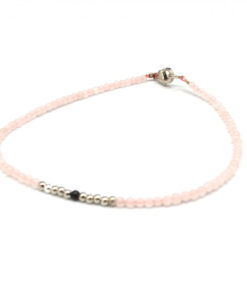 Petit armbånd rosa og sort  2mm.