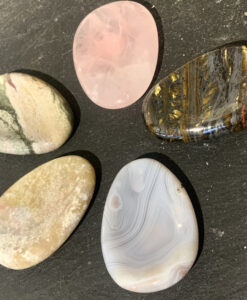 Fingermassasjestein med jaspis