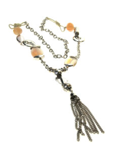 Langt metall kjede lyse sten