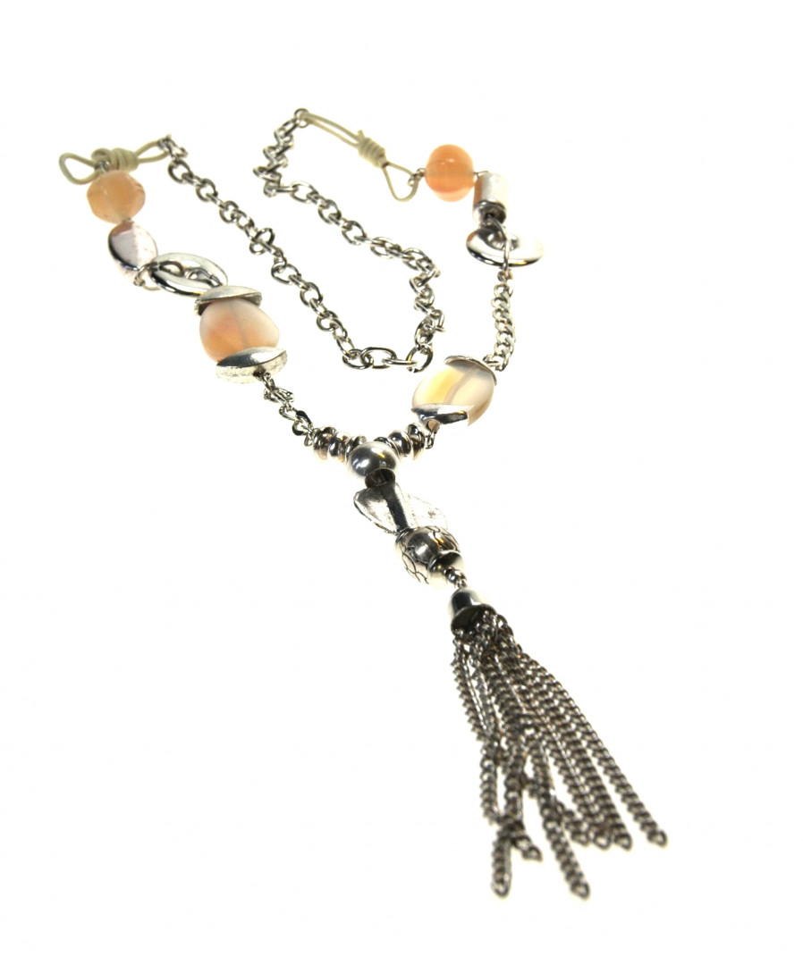 Langt metall kjede lyse sten