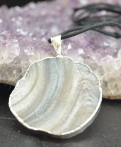 Agat-druse med lærsnor