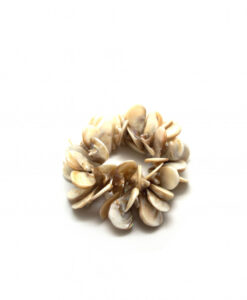 Dråpeformet beige skjellarmbånd