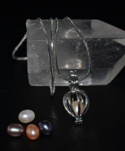 Perlesett med 5 perler. metallbur og kjede