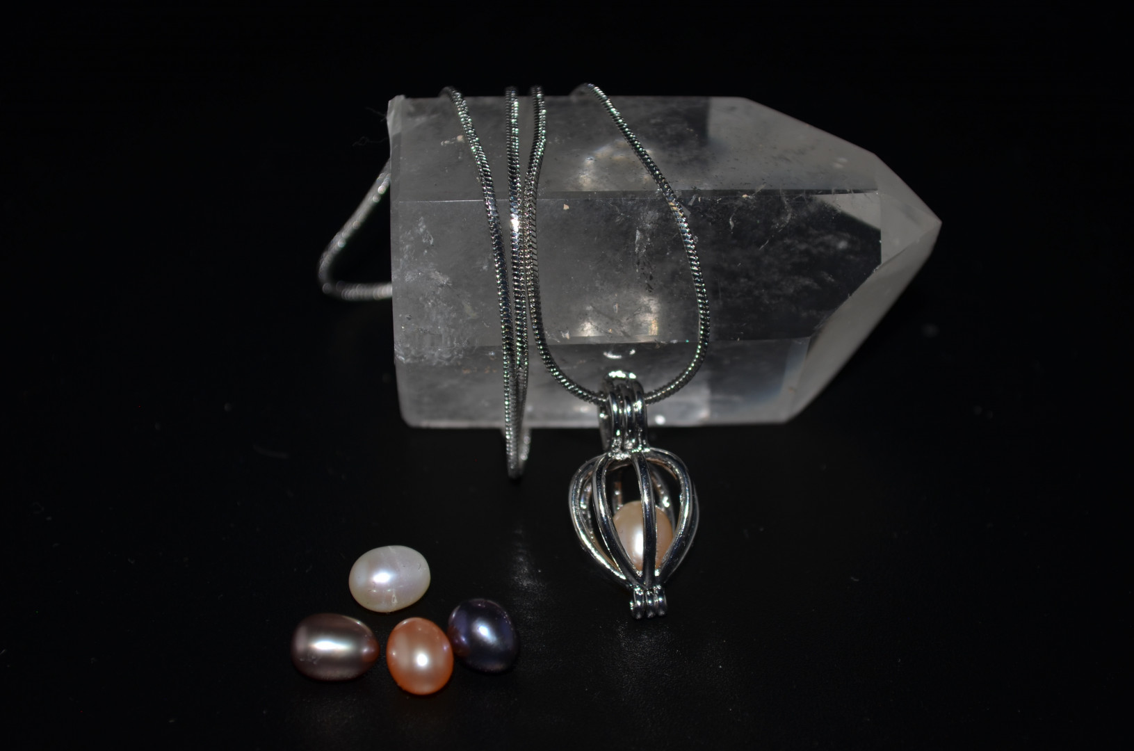 Perlesett med 5 perler. metallbur og kjede