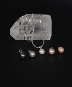 Perlesett med 5 anheng og kjede