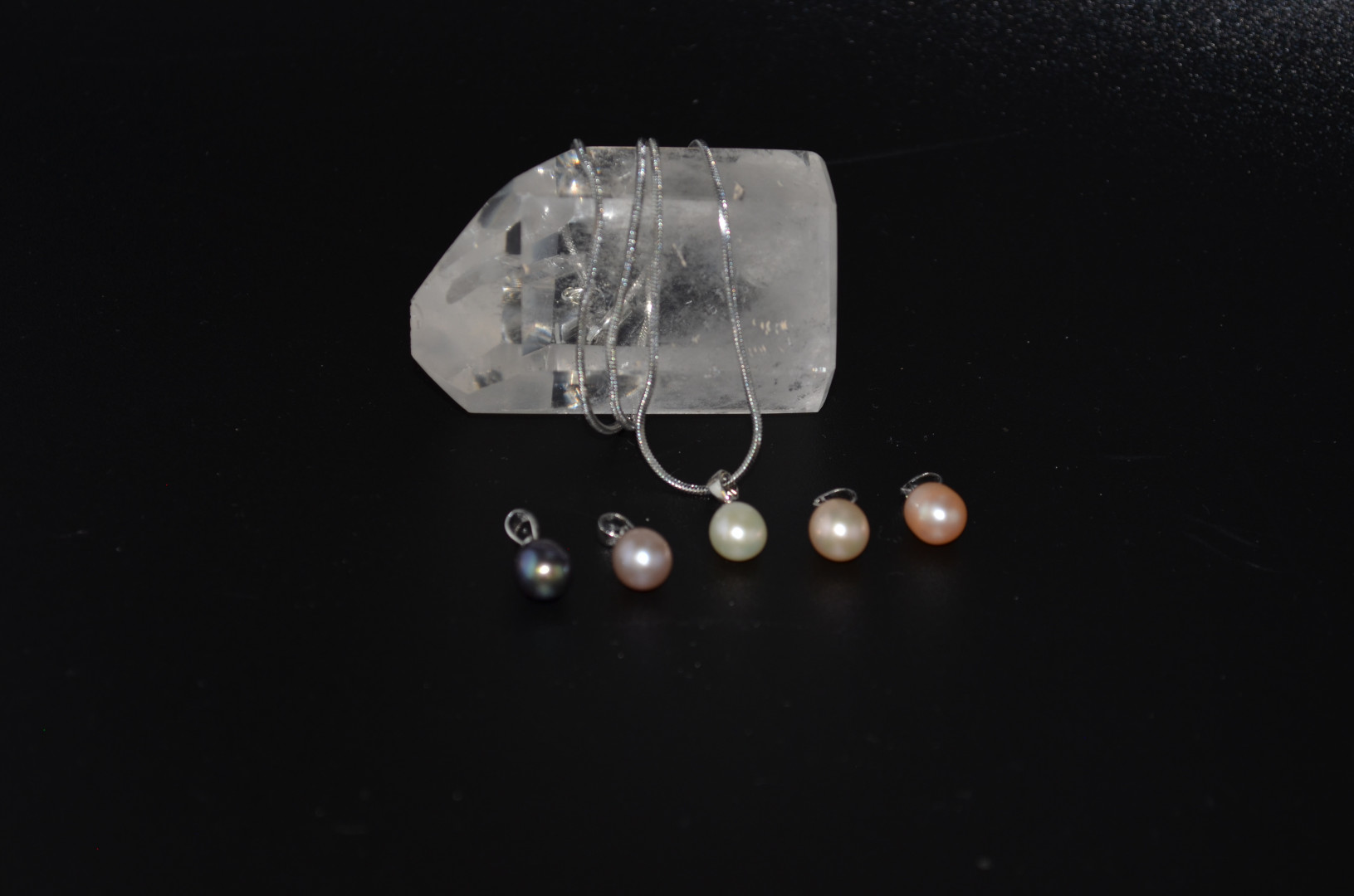 Perlesett med 5 anheng og kjede