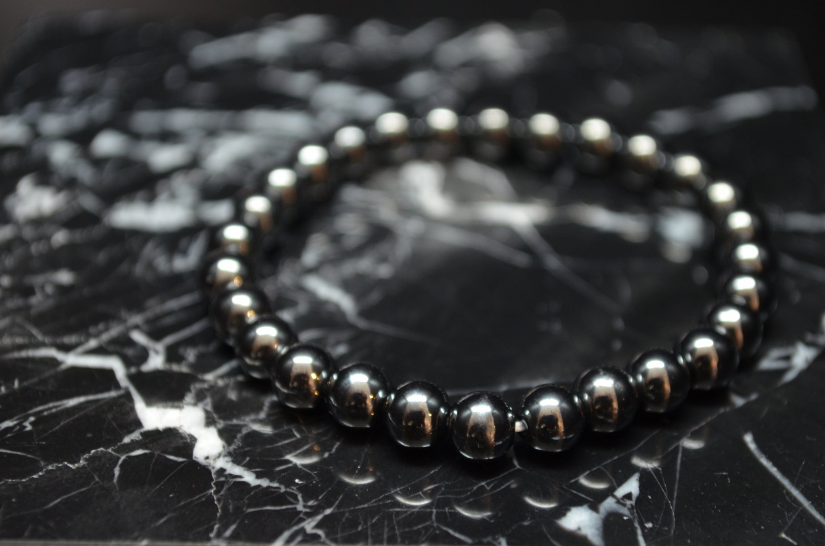 Barnearmbånd med hematittkuler