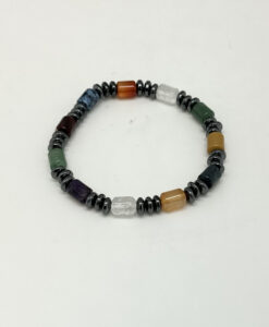 Armbånd med hematitt og farger.