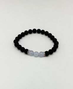 Armbånd med matt sort. blå og zirkon