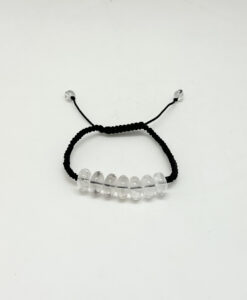 Armbånd med klare kvarts og flettet sort tråd