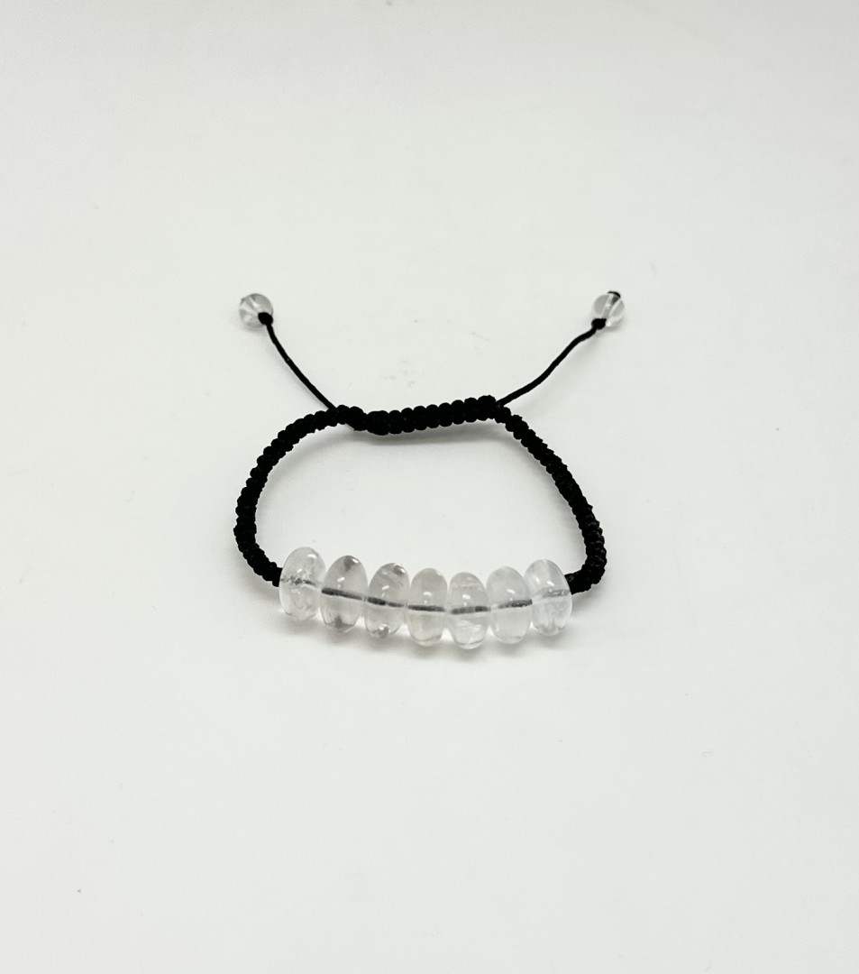Armbånd med klare kvarts og flettet sort tråd