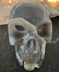 Skalle i agat med åpning