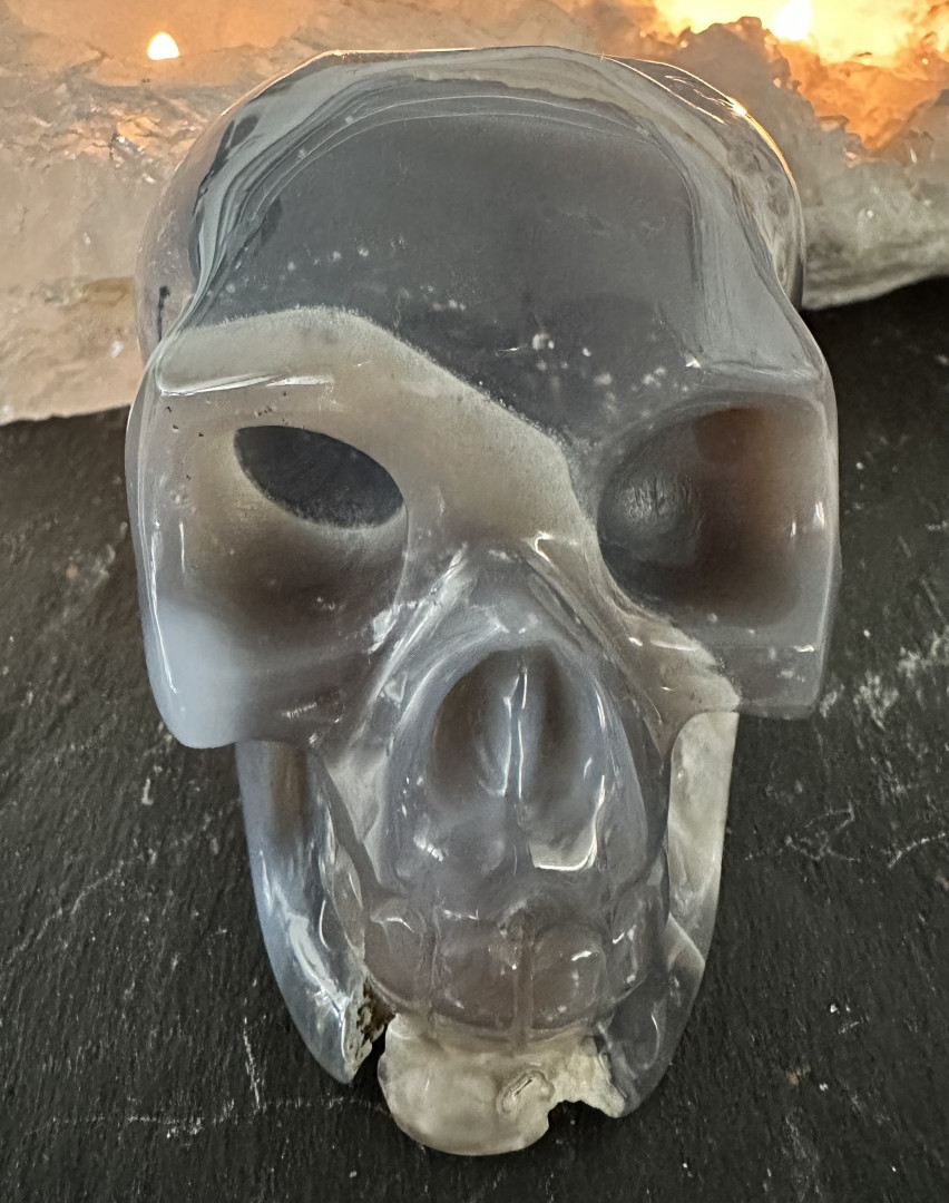 Skalle i agat med åpning