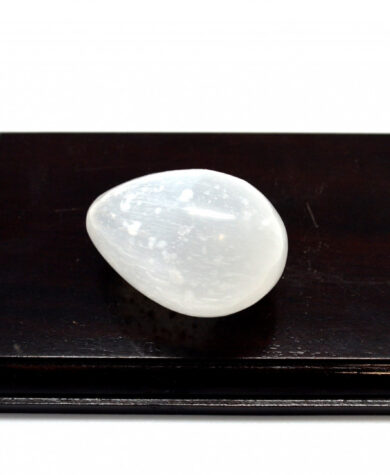Polert egg i selenitt