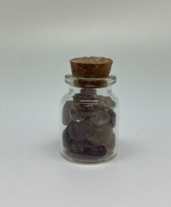 Flaske med polerte ametyster